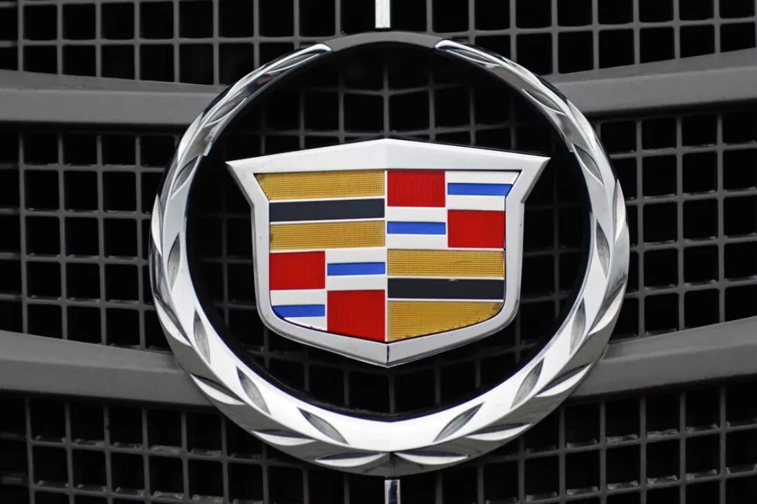 Cadillac escalade марка. Значок машины квадратики. Значок машины джили эмгранд. Дженерал моторс кадиллак лого. Значок джили и кадиллак.
