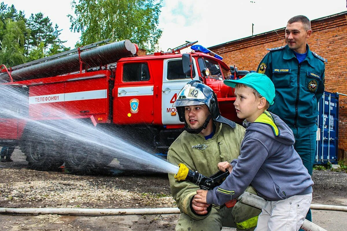 Развлечения пожарных. Пожарный. Профессия пожарный. Профессия пожарная часть. Пожарная безопасность специальность.