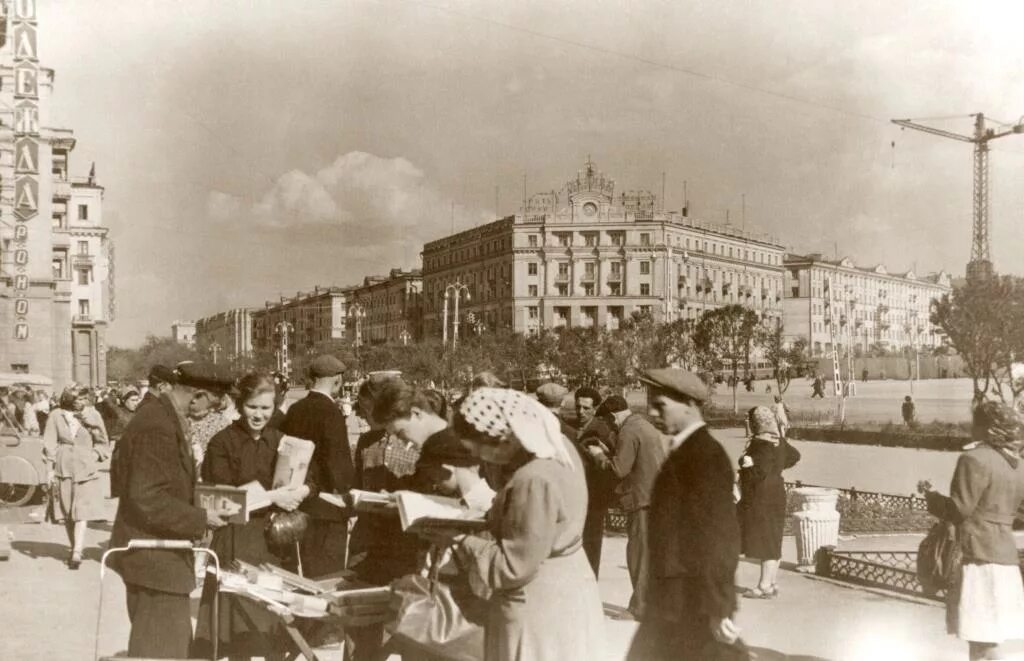 Челябинск Центральный гастроном площадь революции. Челябинск площадь революции 1990. Площадь революции Челябинск 1980. Площадь революции в 1920 Челябинск. Челябинск до революции