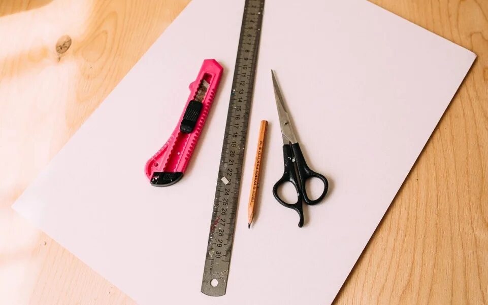 Канцелярский нож и ножницы. Деревянный циркуль столярный. Циркуль из карандашей. Вырезать круг из картона. Нож-циркуль.