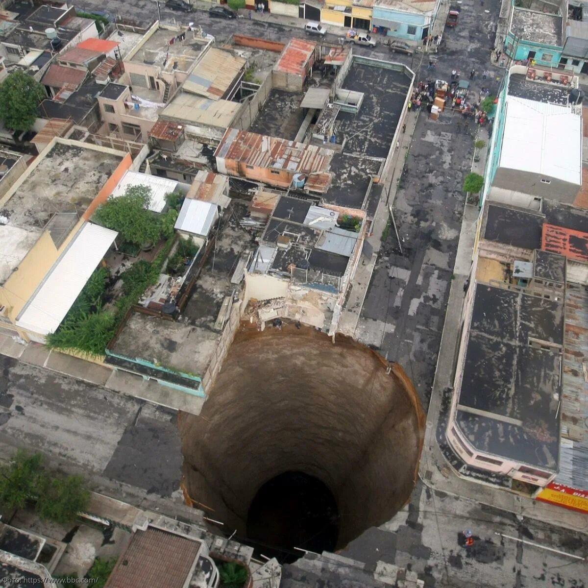 Огромные дыры жены. Карстовая воронка в Гватемале 2010г сейчас. Гватемала Сити дыра. Карстовая воронка Макунджи. Провал в Гватемале.