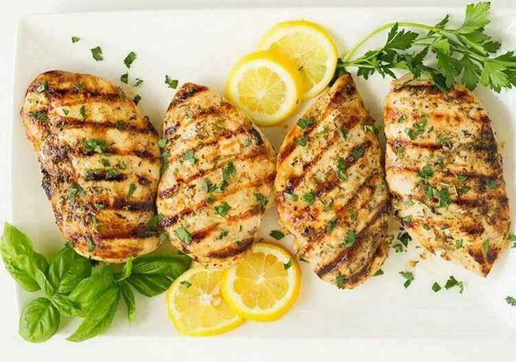 Запеченная куриная грудка в духовке диетическая. Запеченная куриная грудка. куриная грудка в духовке. куриная грудка запеченная в духовке. куриная рулька запеченная.