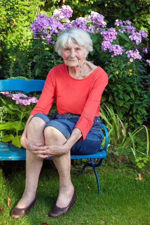 Волосатая бабушка писает. Волосатая бабушка писает. Гренни либби. Granny сью оливер. Волосатая бабушка писает.