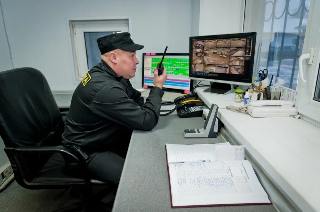 Охранник. Сотрудник охраны. Пульт охраны чоп. Офис охраны. Пультовая охрана.