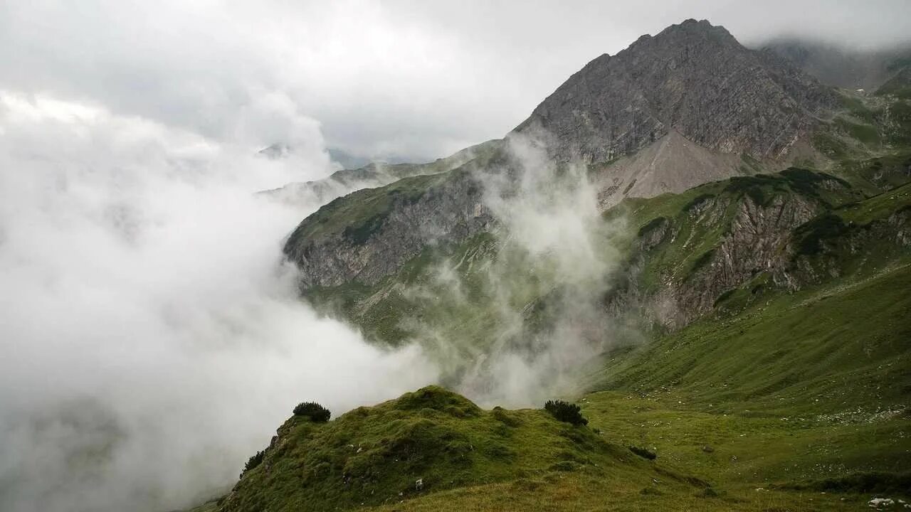 Горы холмы. Погода на в горе. Хмурое небо горы. Снежные горы пасмурно. Пасмурное небо в горах.