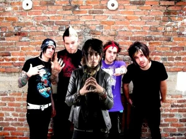 Falling in reverse vampire. Falling in reverse i&#039;m not a vampire. falling in reverse popular monster. falling in reverse pick up the phone. fall of eden.
