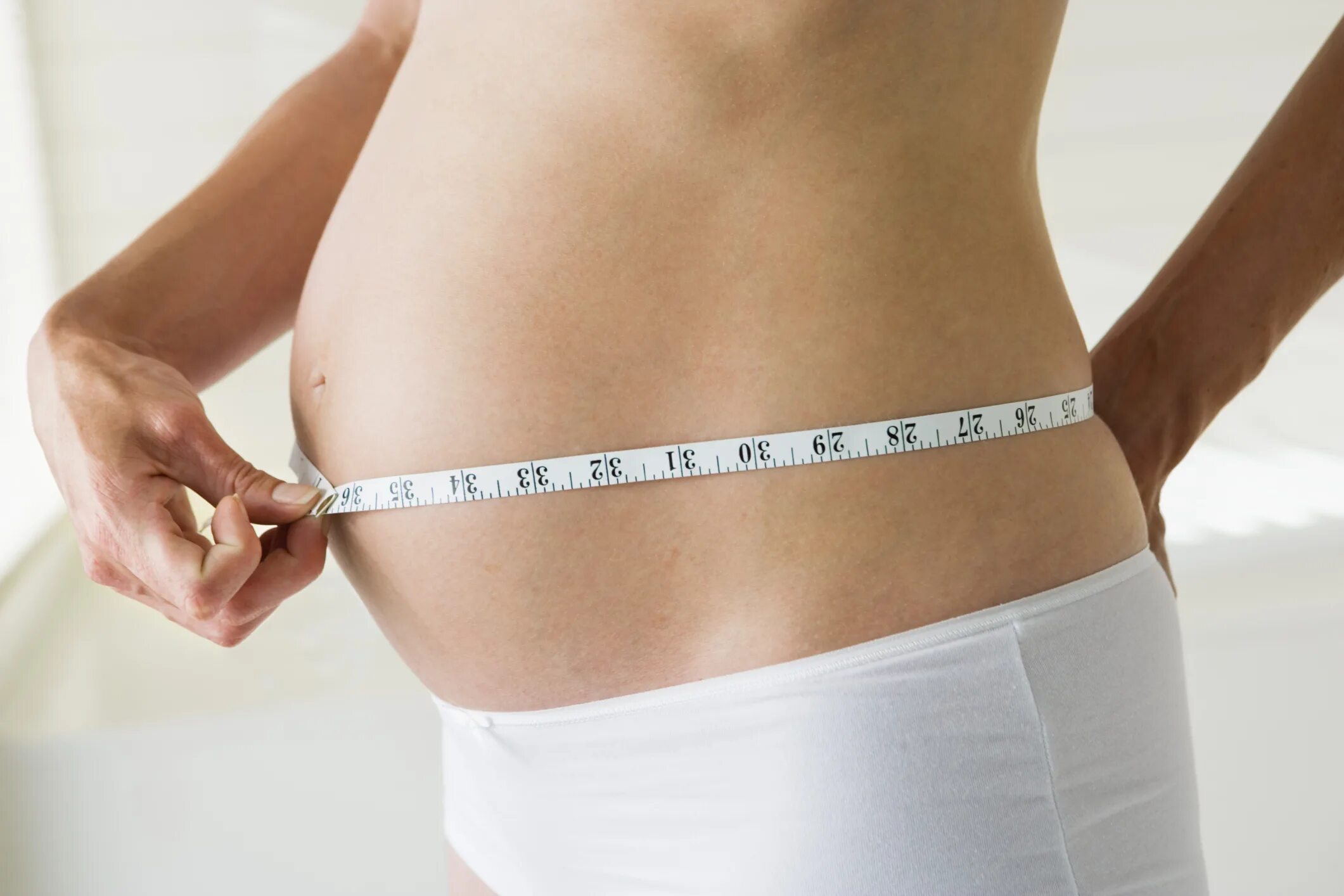 женский живот. женский животик. женский живот с жирком. нормальный женский живот. плоский женский животик.