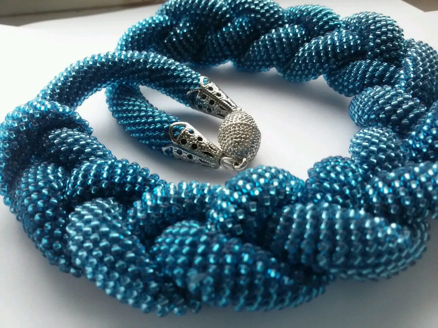 Плетеное колье из бисера. Ожерелье из бисера косичка. Бусы из бисера косичкой. Ожерелье из бисера коса. Браслет из бисера косичка для начинающих.