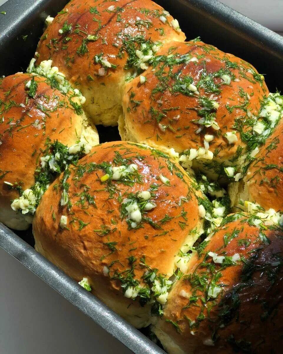 Пампушки с чесноком. Борщ украинский с пампушками. Чесночные пампушки в духовке. Чесночные пампушки к борщу рецепт в духовке. Пампушки с чесноком.