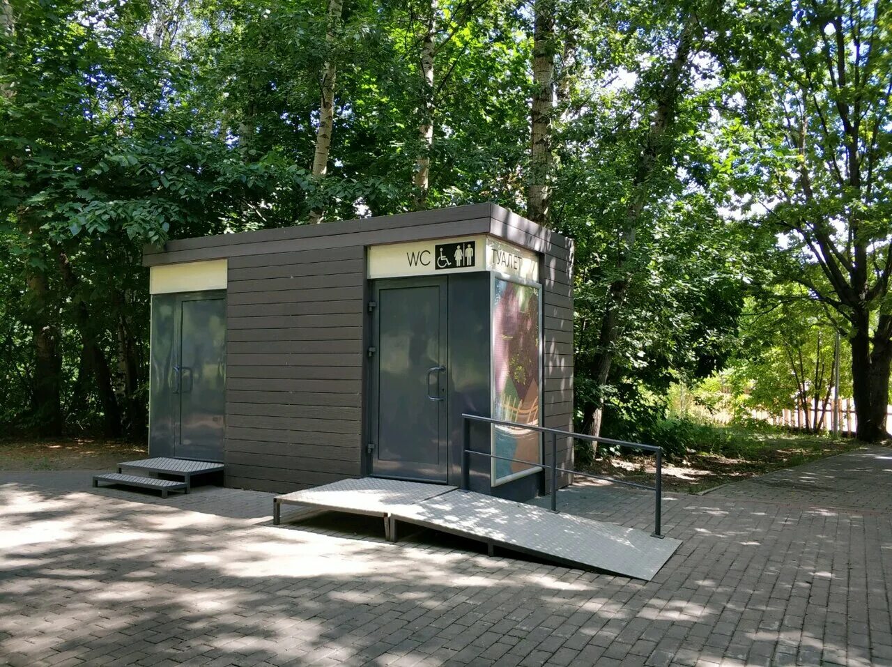 павильон для мусорных контейнеров. современные остановочные павильоны. остановочный комплекс. крупской 14 контейнерная площадка. ограждение контейнерной площадки для мусора ral7004.