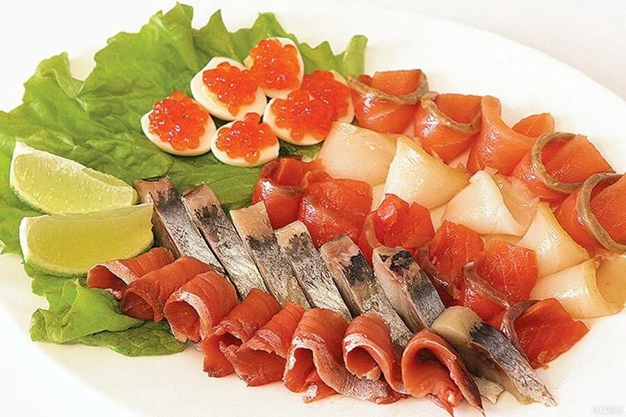 Рыбное ассорти на праздничный стол. Рыбная нарезка. Украшение рыбной тарелки. Рыбная нарезка. Рыбное ассорти семга масляная.