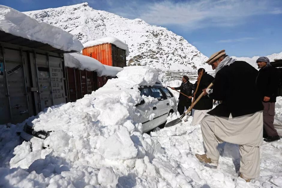 2008 Снежная буря в Афганистане. Лавина в Афганистане 2015. Сход лавины Афганистан.