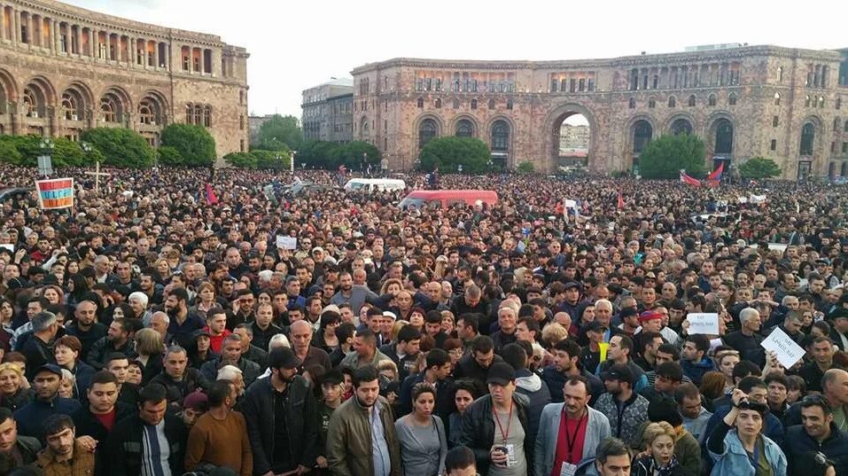 Евро в ереване. Ереван революция площадь Республики. Ереван май. Митинги против Пашиняна. Площадь Республики Ереван скопление людей.