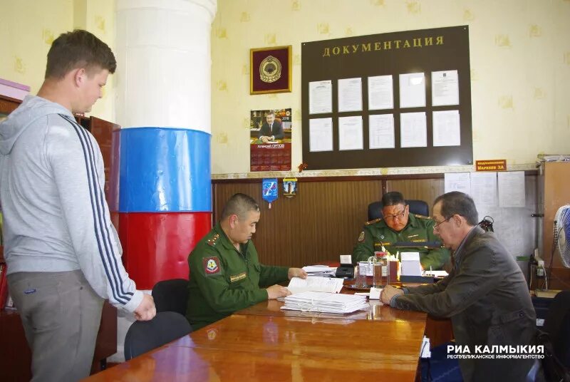 105 лет военным комиссариатам. сарангов военком калмыкии. сотрудник военного комиссариата. военный комиссар республики калмыкия. сарангов военком калмыкии.