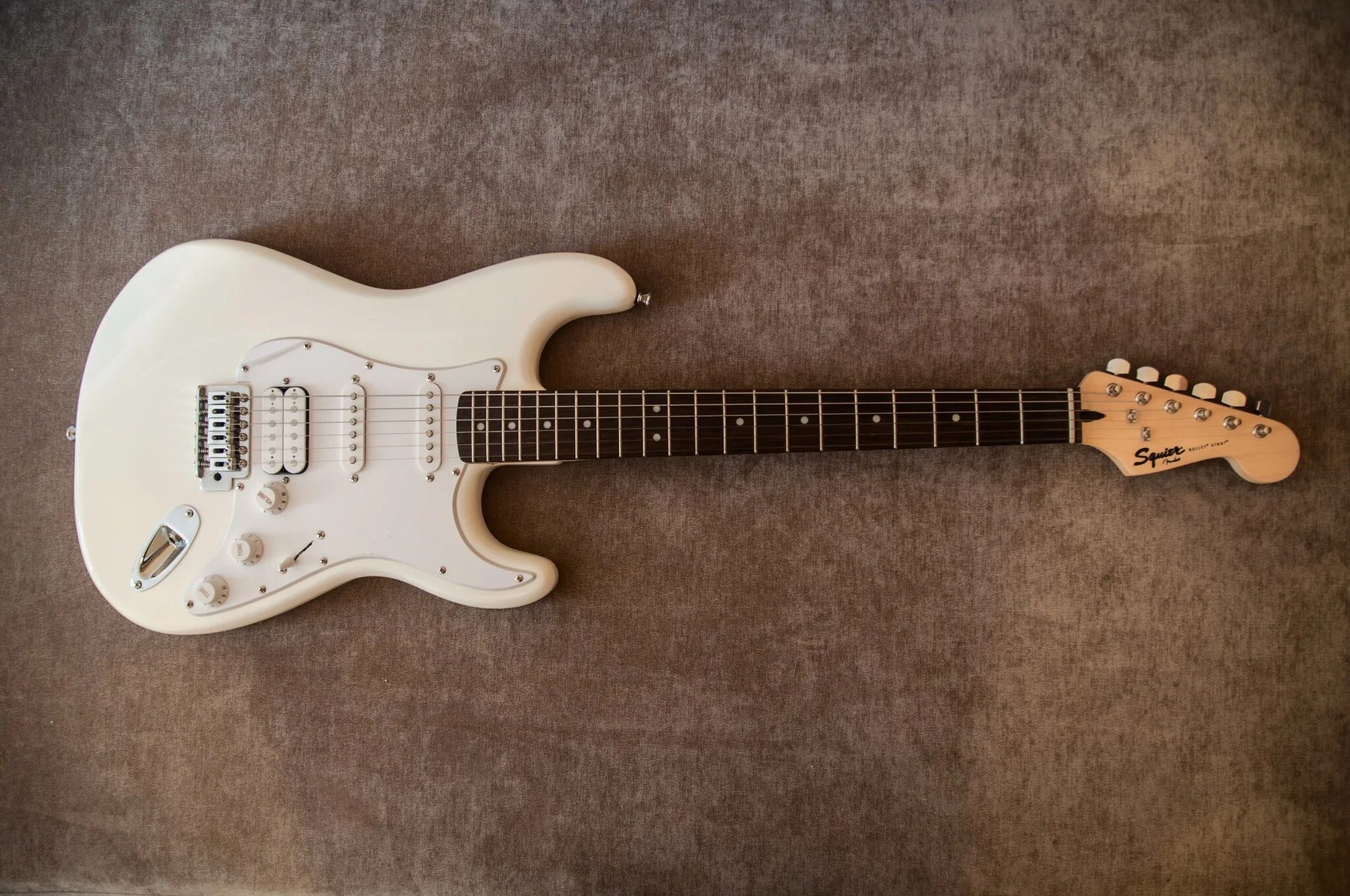 Электрогитара Squier Bullet Strat Tremolo HSS Arctic White. Fender Squier Bullet Stratocaster HSS Arctic White электрогитара,. Электрогитара Squier Bullet Strat Tremolo HSS. Squier Bullet Strat Tremolo HSS White.