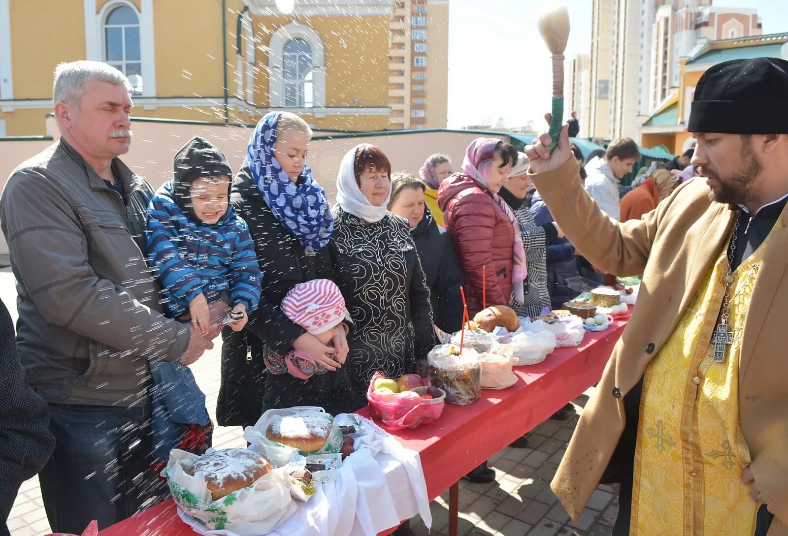 Никольское оренбург. Освящение куличей в церкви Липецк. Церковь на Каховке в Москве освящение куличей. Освещение куличей в храме. Освящение куличей на Пасху.