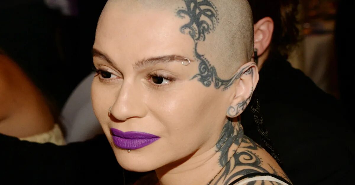 Наргиз закирова источник. Нагиса закирова певица. Как зовут певицу с лысой головой. Закирова наргиз пулатовна. Закирова наргиз пулатовна.