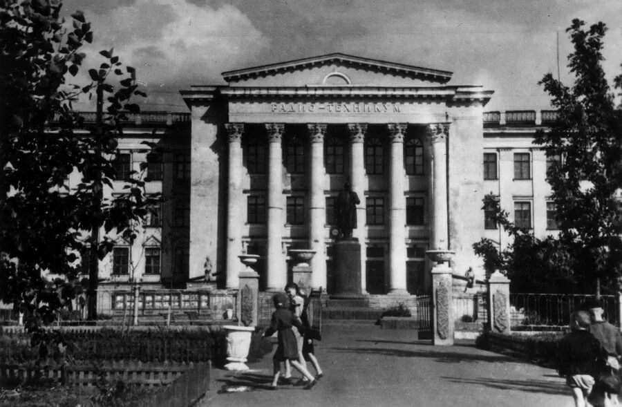 Университет воронеж 1943. Воронежский университет старое здание медицинского факультета. Воронежский политехнический техникум. Старейшие учебные заведения воронежа. Старейшие учебные заведения воронежа.