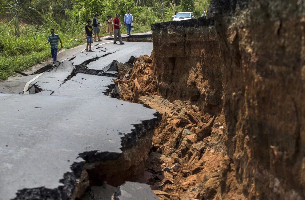 дорога разрушается. плохая дорога. разрушение дороги. разрушение дорожного края. разрушенная дорога.