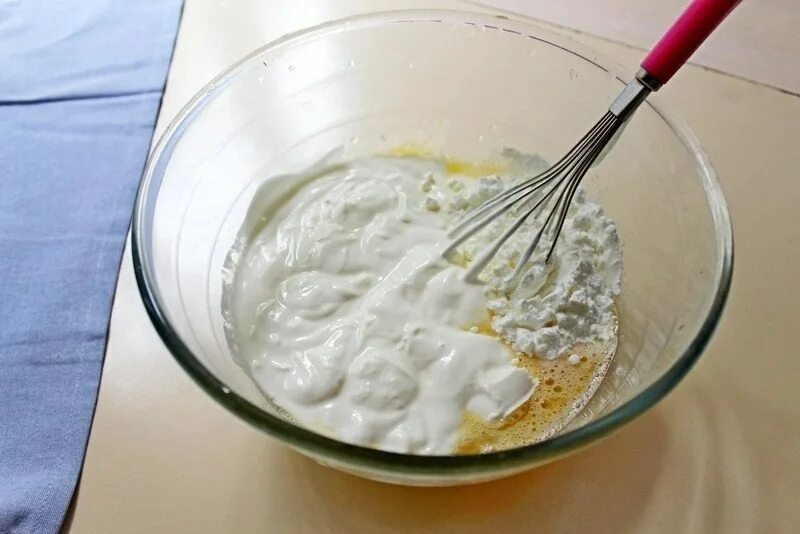 Булочки завитушки с творогом в сметанной заливке. Булочки с творогом. Пирог со сливами со сметанной заливкой. Клубничный торт со сливками карат. Сметанная заливка вкусная.