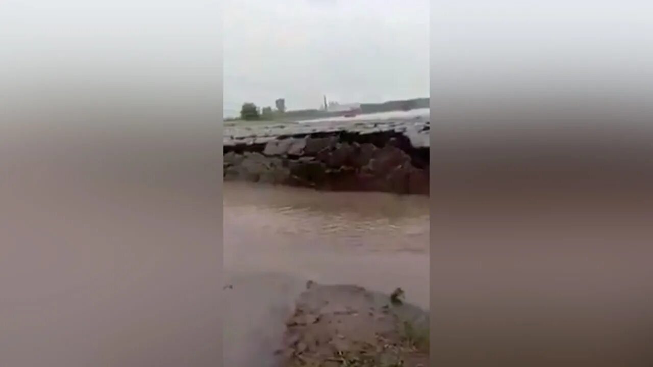 Поднимается грунт. В индии поднялся грунт из реки.