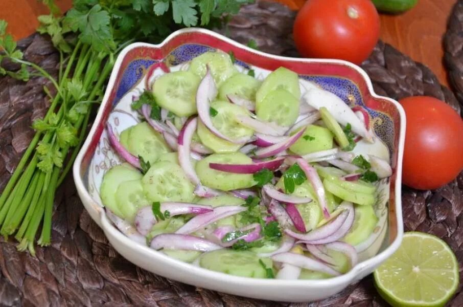 Салат из огурцов. Огуречный салат. Салат с огурцами и красным луком.