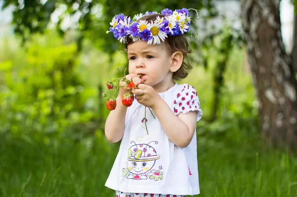 Где есть девочки. Девочка ест землянику. Дети на Поляне. Ягоды для детей. Лето дети ягоды.