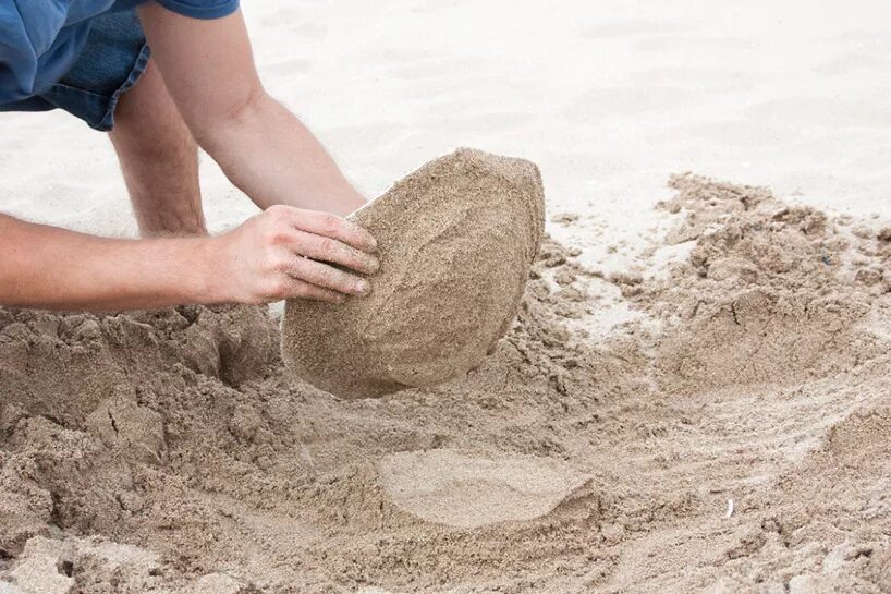 Со скважины идет глина с песком. Песок в ладони. Идет песок что делать. Колодец на песке. Сухой песок для детей.