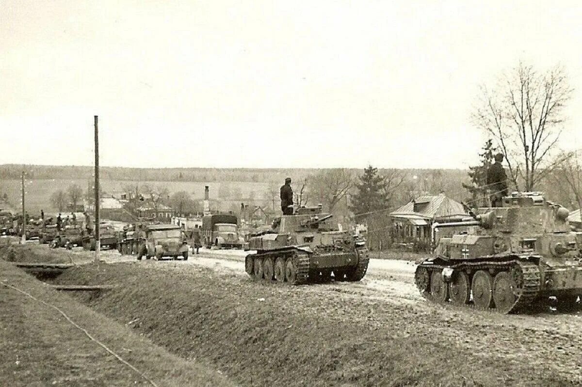 Немецкие танковые группы. Варшавское шоссе в 1941 году. Колонны танковые вермахта 1941. Юхнов Калужская область 1941 год. Юхнов в годы войны 1941-1945.