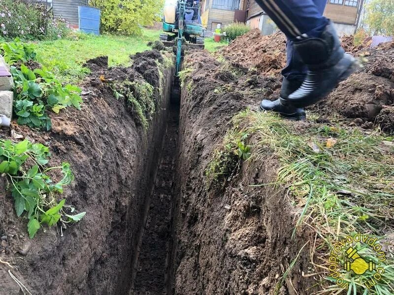 Копка траншеи для водопровода. Разрытые траншеи водопровода. Прокопка траншеи под водопровод. Копка траншей под водопровод Гусь Хрустальный.