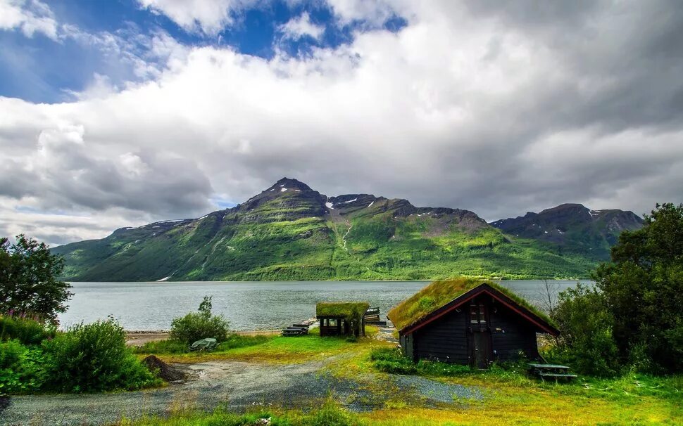 Домики вдали. Норвегия Фьорд домик одинокий. Горы Хижина Норвегия. Хижины в Норвегии. Лесная Хижина Норвегия.
