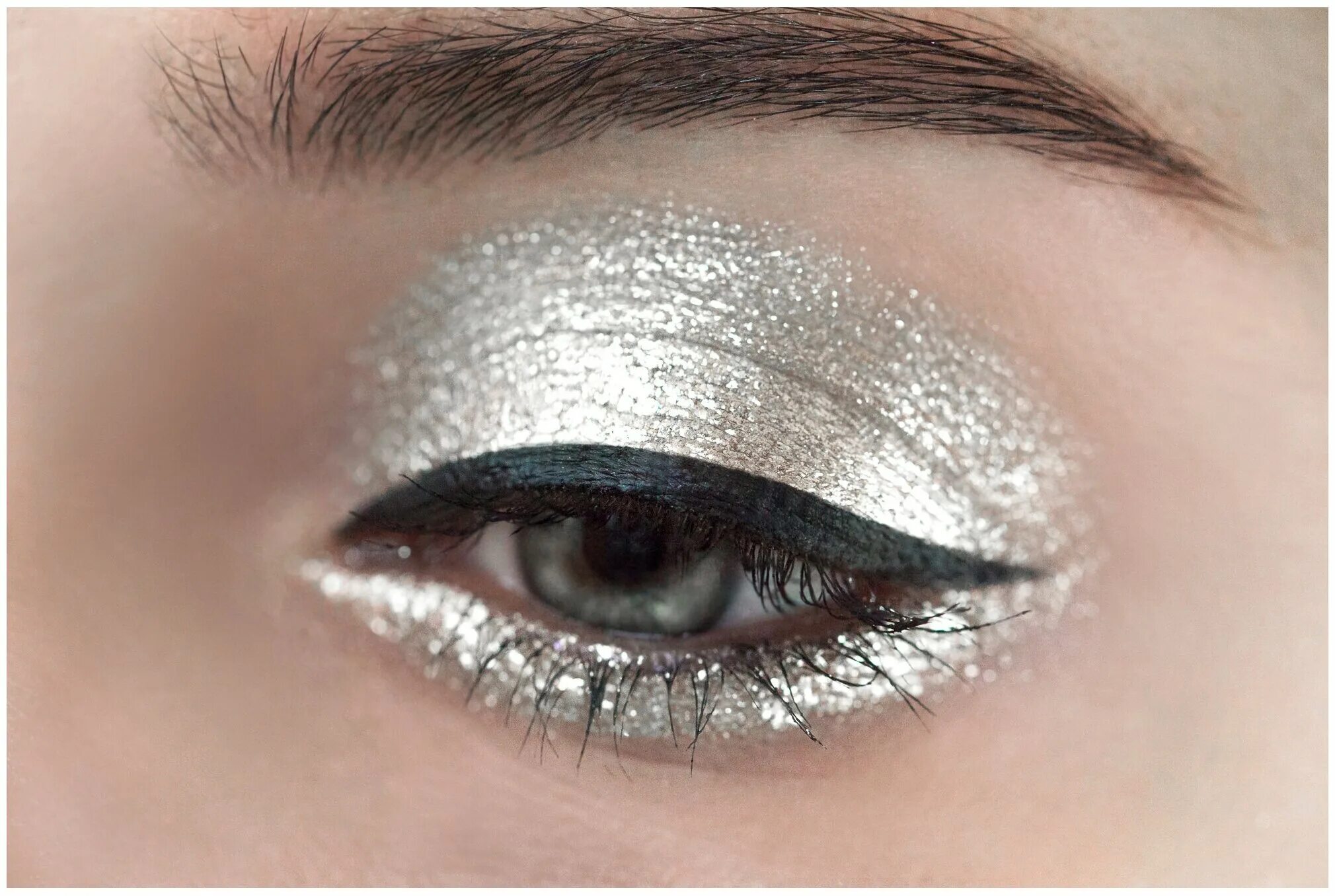 Палетка мейкап революшен. 03. Пленительные тени. Легкий смоки айс для карих глаз. Пленительные тени.