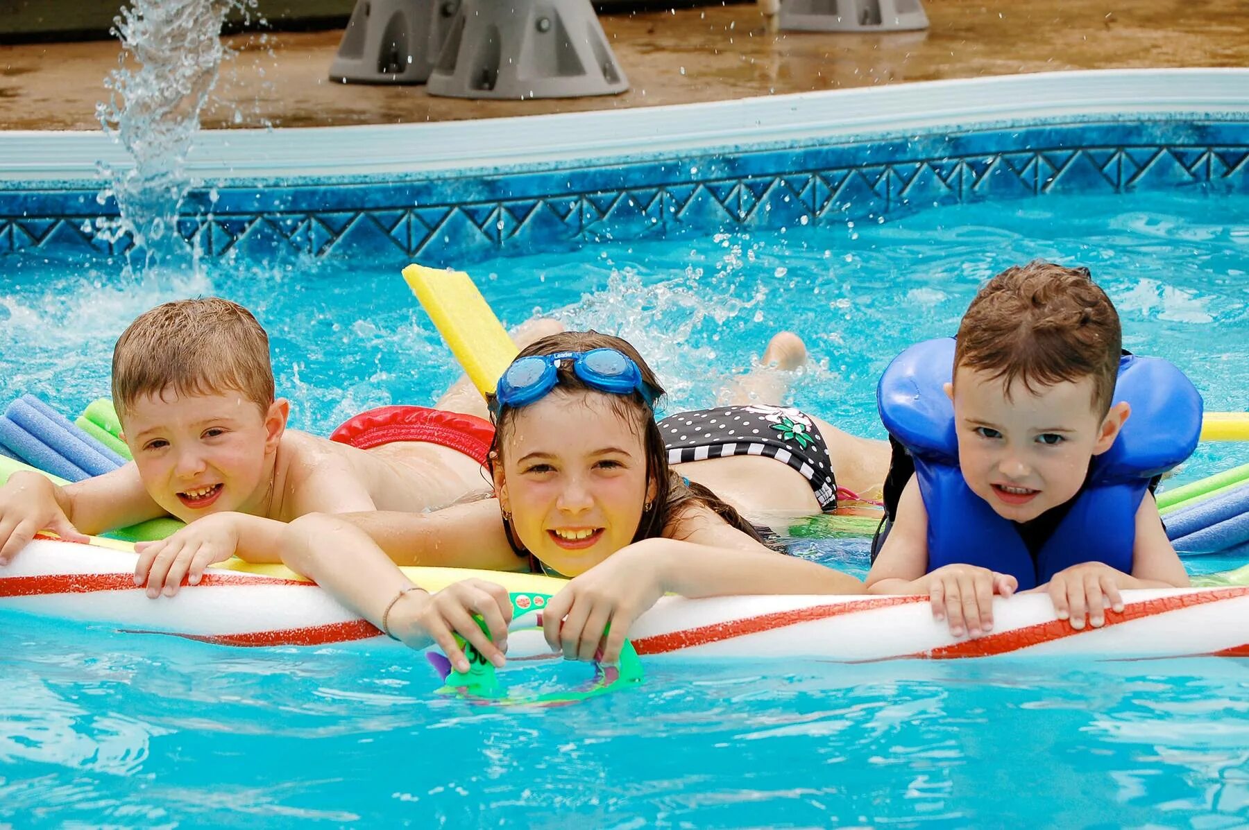 The children are swimming. Дети в бассейне. Купание детей в бассейне. Плавание дети. Занятия в бассейне для детей.