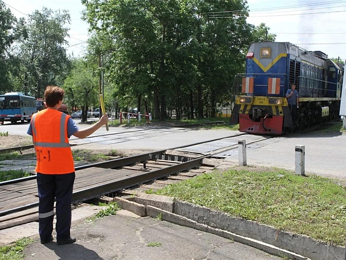Форма дежурного по переезду. Дежурные на железнодорожных переездах. Сигналист ржд. Дежурный по переезду на железной дороге. Форма дежурного по переезду.