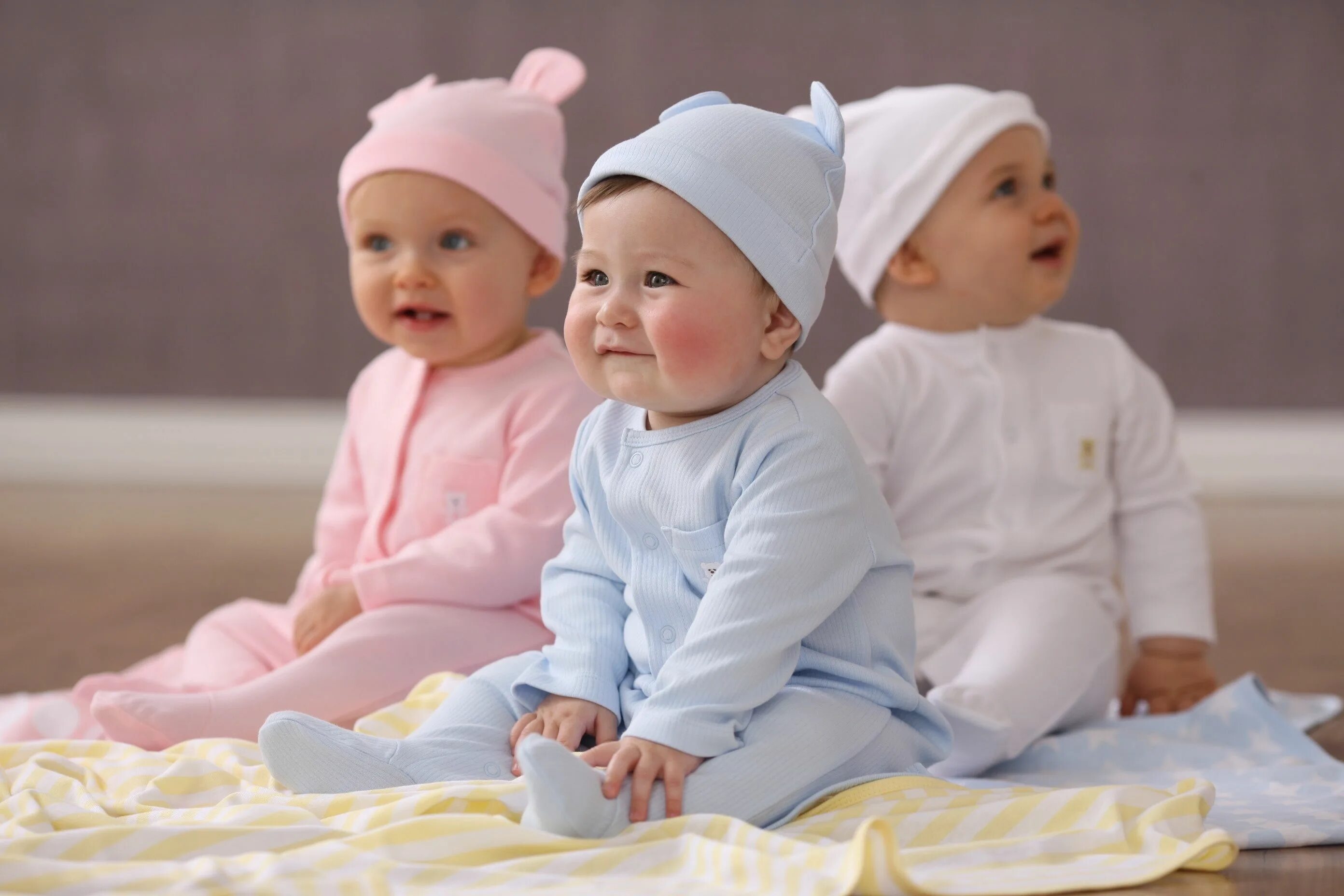 Желтуха у новорожденных фото. Младенец лежит. Baby wear. Нью борн. Малыш улыбается.
