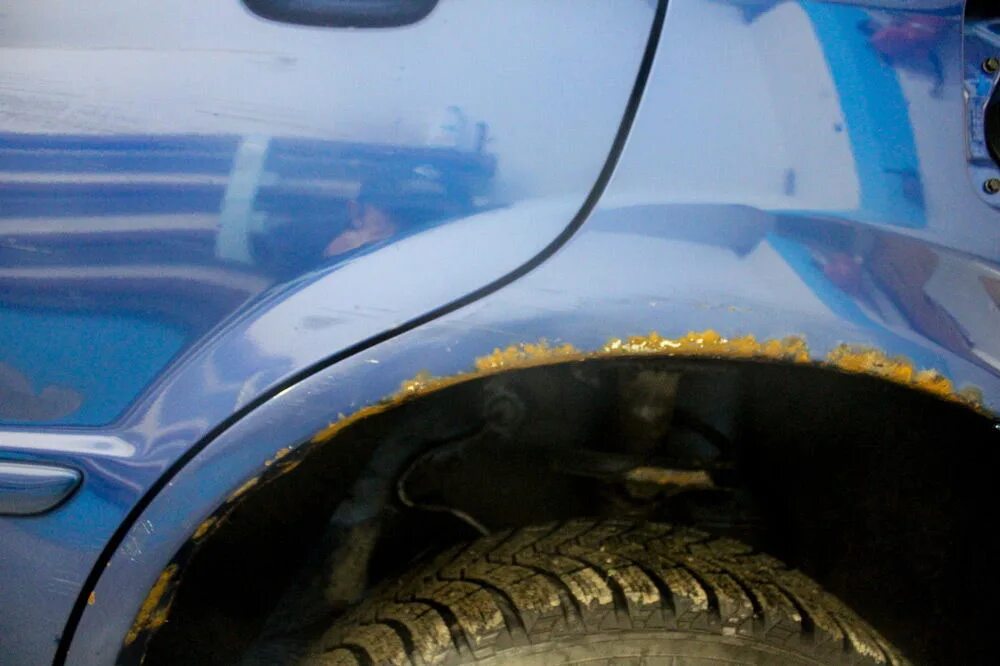 Как обработать ржавчину автомобиля. Антикор арок Гранта. Ржавчина на авто. Коррозия кузова автомобиля. Ржавчина на кузове автомобиля