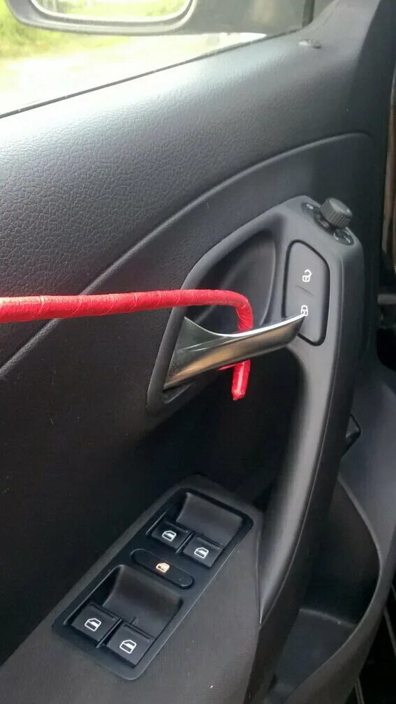 Ключи в машине что делать закрылась