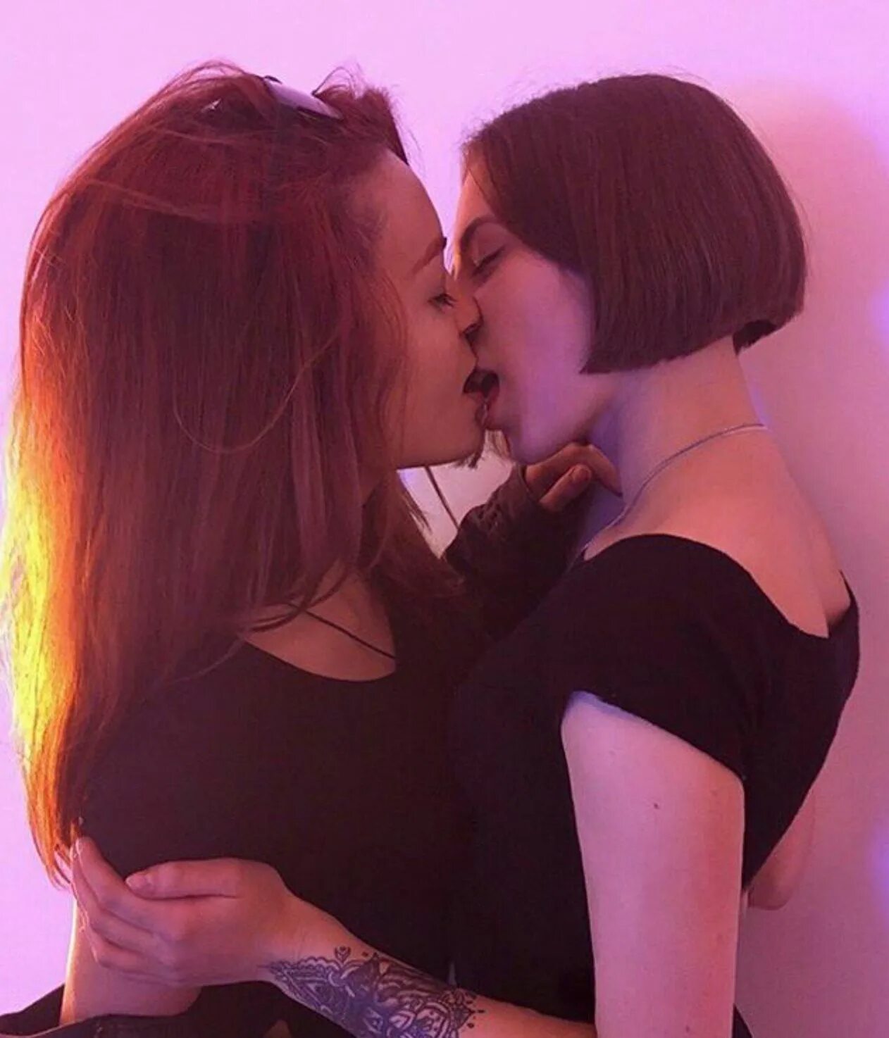2 лесбухи. ЛГБТ девушки поцелуй. Поцелуй двух девушек. Две подруги ЛГБТ. Эстетика ЛГБТ девушки.