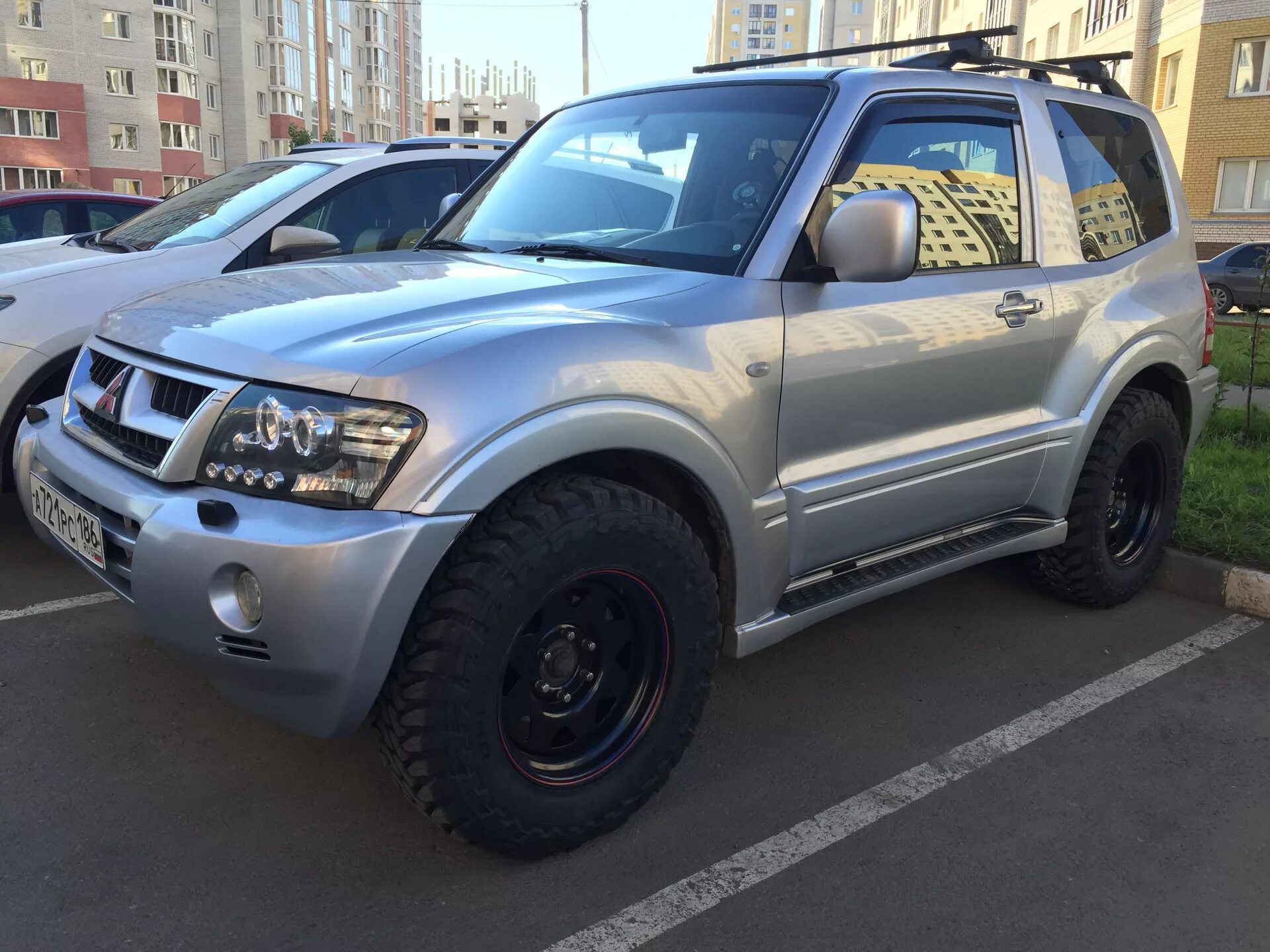 Mitsubishi pajero шины. Mitsubishi Pajero на 33 колесах. Митсубиси Паджеро 3 на 33 колесах. Mitsubishi Pajero 3 диски. Митсубиси Паджеро 3 на 35 колесах.