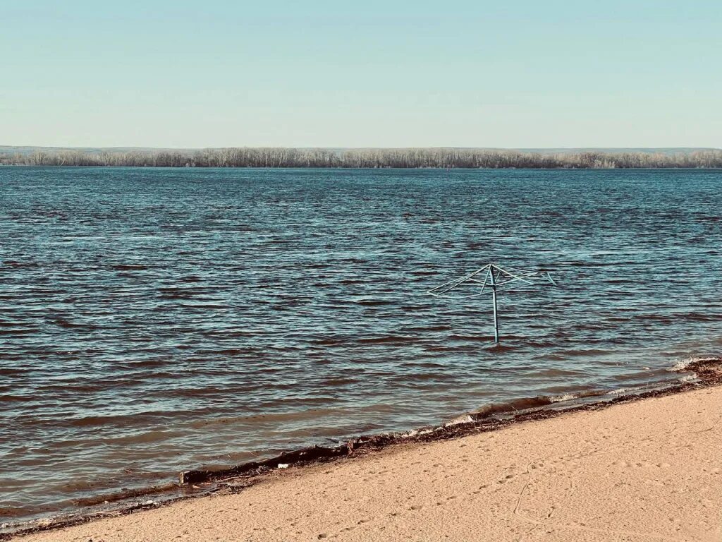 Вода в реке волга в самаре. Волга пляж. Волга река. Пляж в Самаре на Волге. Волга вода.