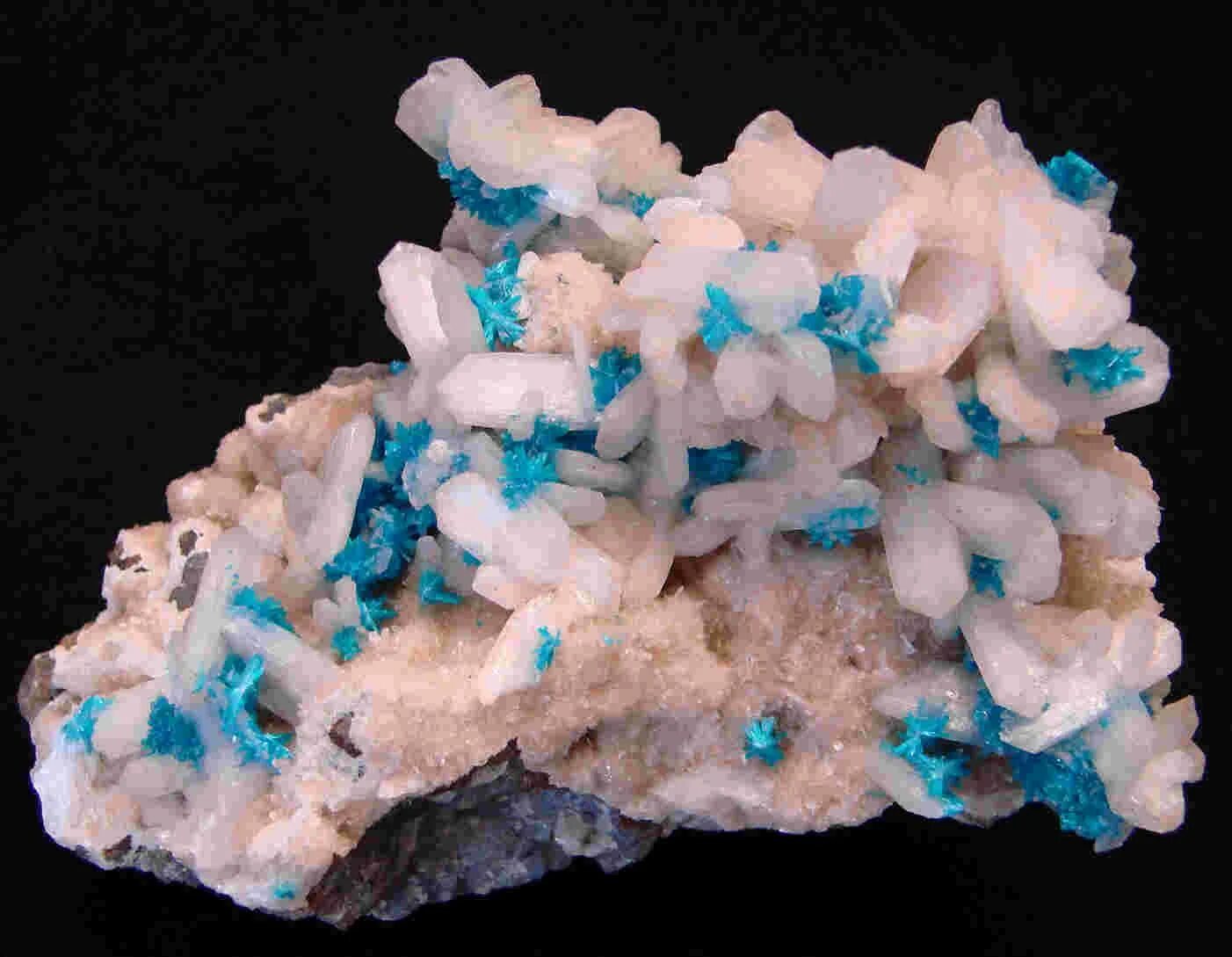 Кипящие камни. Цеолит минерал. Цеолиты алюмосиликаты. Эрионит цеолит. Цеолит вулканический минерал.