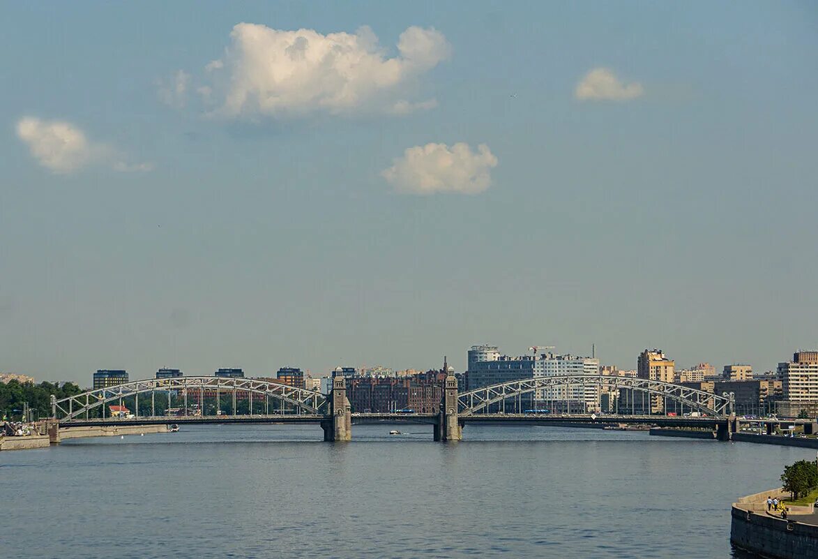 набережная реки невы. нива река в санкт-петербурге. лайнер на неве спб. круизные корабли на неве. невские просторы.
