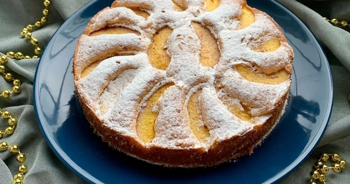 шарлотка с персиками консервированными. шарлотка с персиками. шарлотка с персиками. персиковый пирог с карамелью. шарлотка с персиками консервированными.