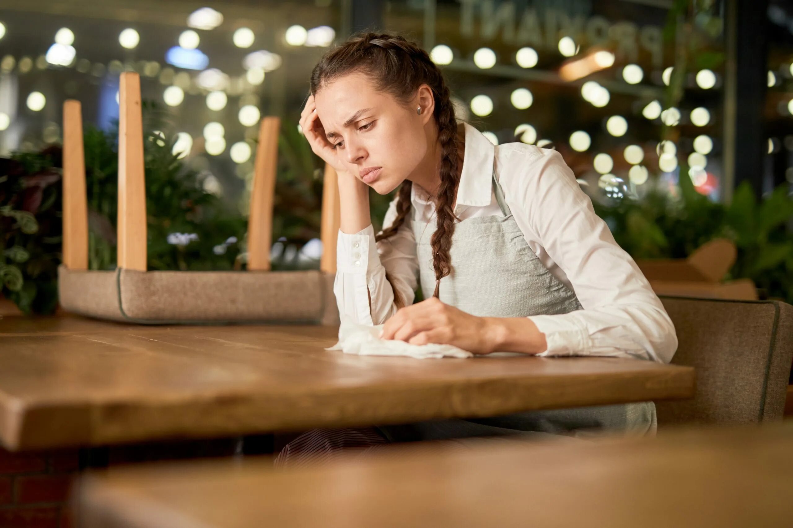 Профессиональные качества бармена. Профессия официант бармен. Рассказ о профессии официант. Правила официанта в обслуживании в ресторане. Недостатки профессии юриста.