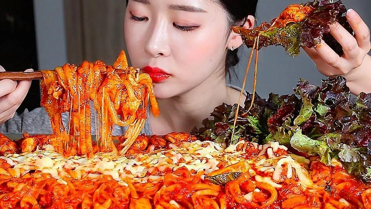 Кореянка с едой. Кореянка ест видео. Mukbang кореец. Мукбанг корея морепродукты. Mukbang кореец.