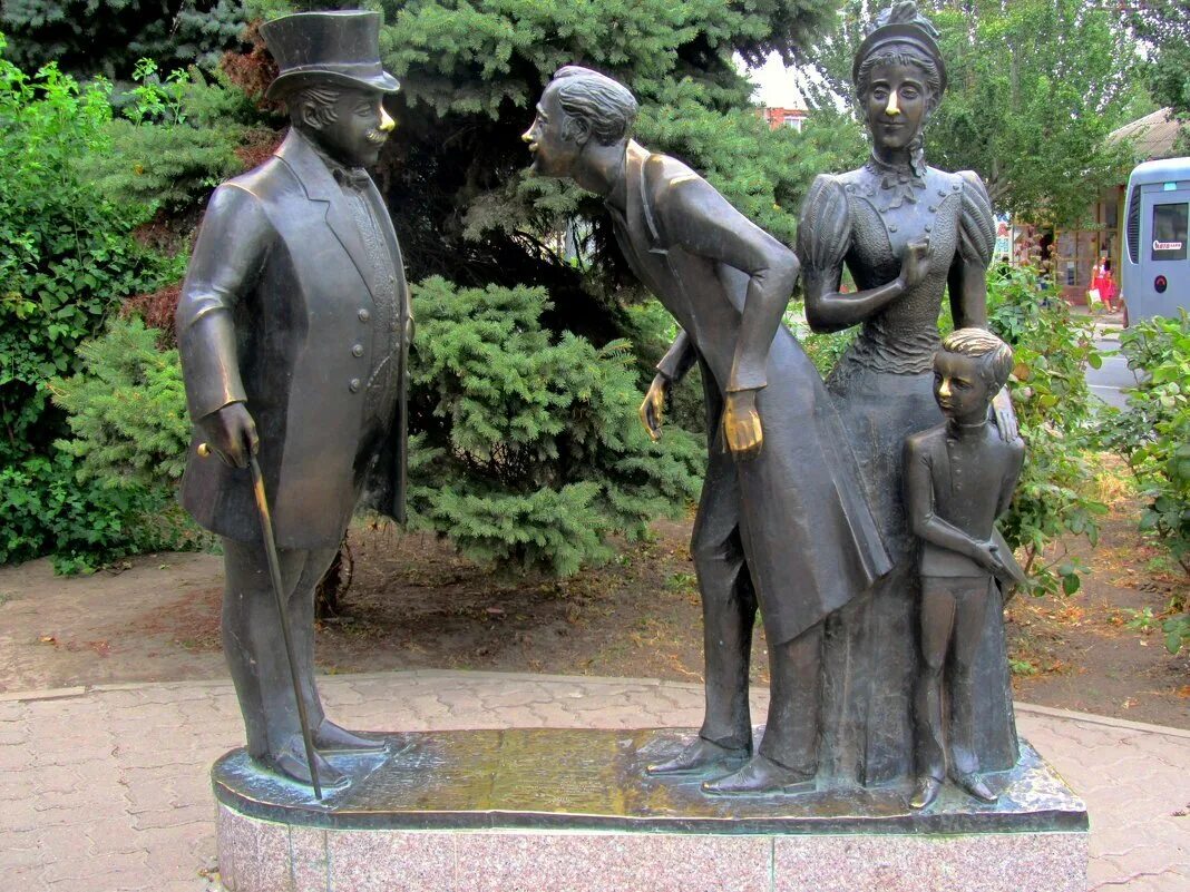 Памятник толстый и тонкий в таганроге. Таганрог памятники героям чехова. Памятник чехова в таганроге. Таганрог памятники героям чехова. Скульптурная композиция «толстый и тонкий» таганрог.