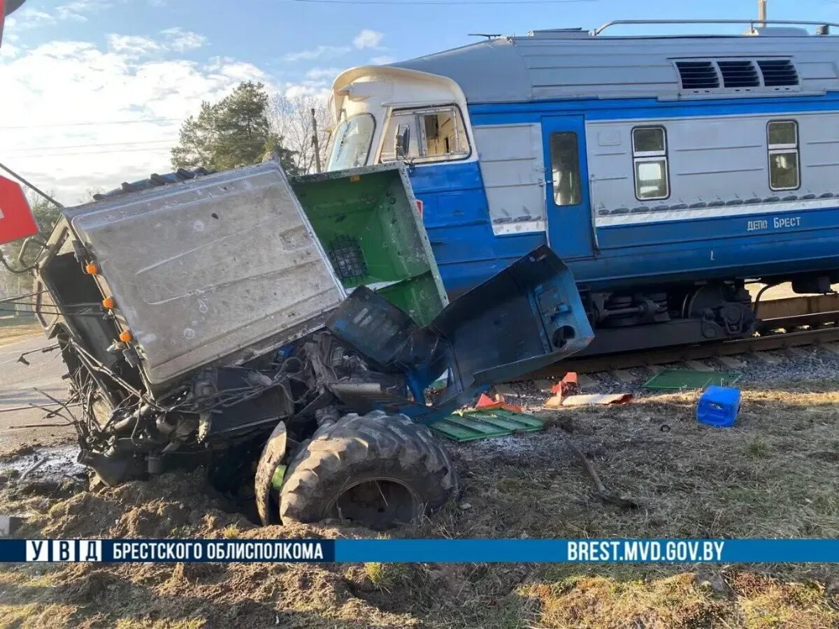 В 6 утра трактор выехал. Железнодорожная авария.