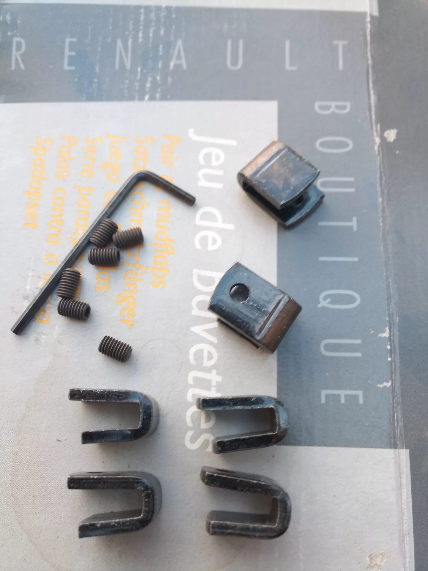 Комплект креплений брызговиков ford 1437185. Крепеж брызговика форд фиеста. Скоба крепления брызговика форд фокус 2. Крепеж брызговиков форд фокус 2. Комплект креплений брызговиков ford 1437185.