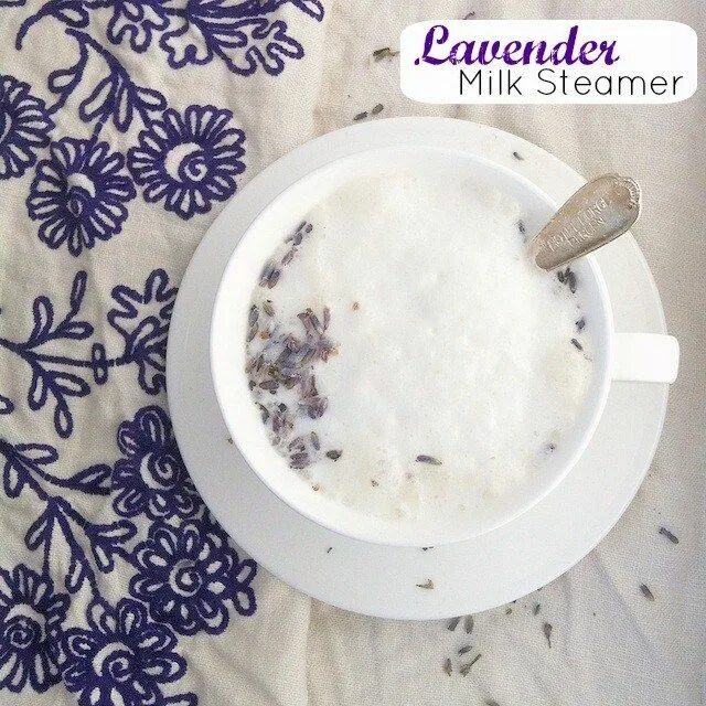 Milk bath с лавандой. Лавандовый раф напиток. Лавандовый кофе. Молоко с лавандой. Молоко с лавандой.