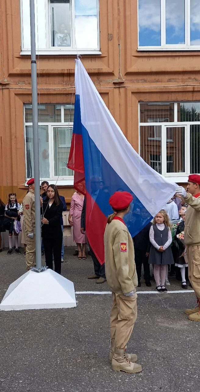 Церемония поднятия флага в школе. Подъем флага в школе. Флагшток в школе. Поднятие флага в школе. Церемония поднятия флага.
